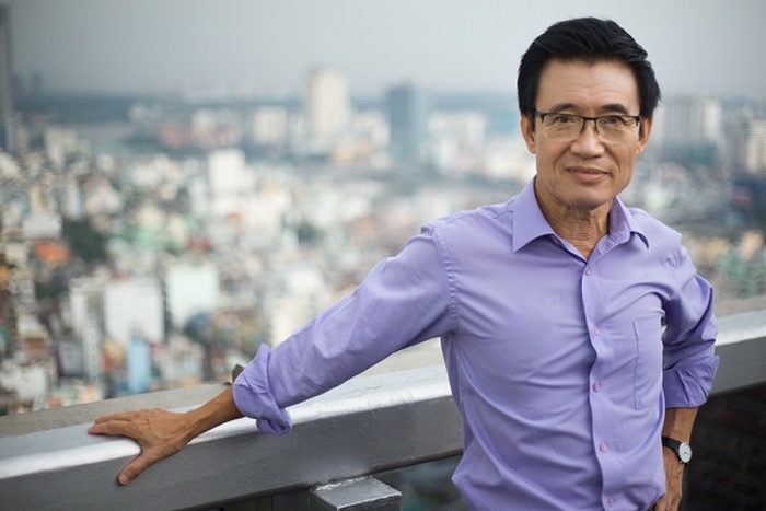 자신감 넘치는 중년 한국 남성
