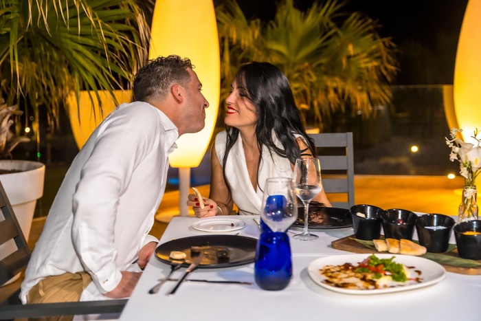 Sugar Dating Hessen: elegantes Abendessen-Date eines Paares im Restaurant – diskretes Treffen für Erwachsene