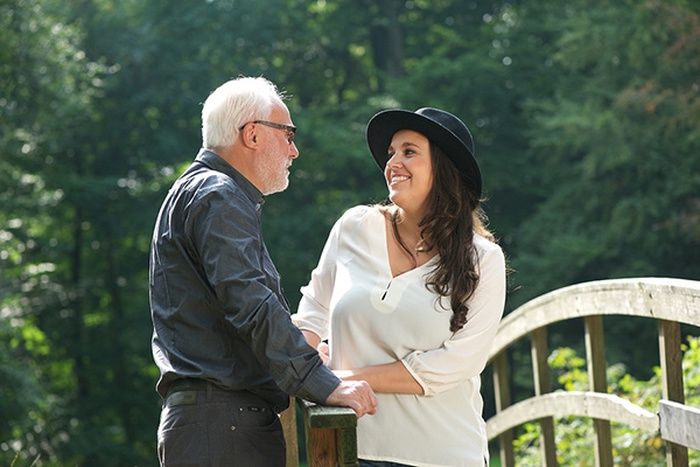A sugar daddy is taling with a young woman