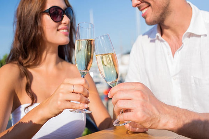 Una pareja está celebrando con champán.