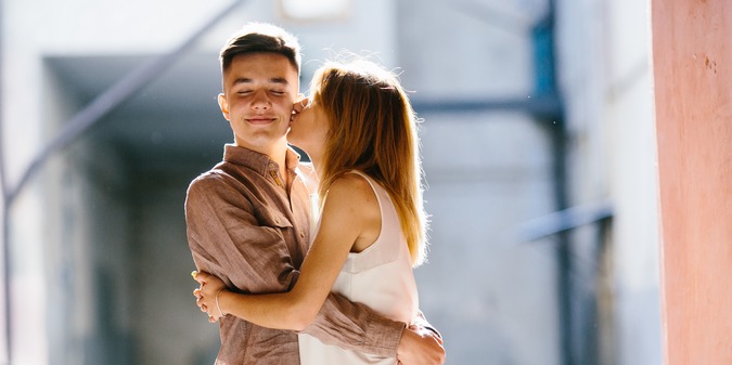 Un sugar daddy et sa sugar baby s'enlacent dans le parc d'art de Paris.